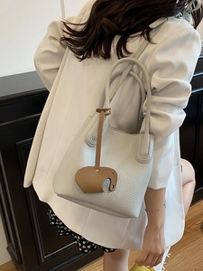 Sac à main en cuir grainé gris clair avec un charmant pendentif éléphant en cuir