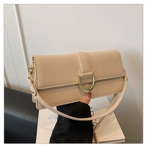 Vue détaillée du sac porté épaule en cuir beige avec boucle en D dorée élégante