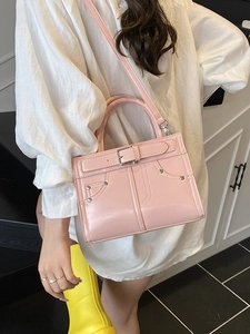 Sac à main chic rose pour femme avec boucle argentée et détails de rivets