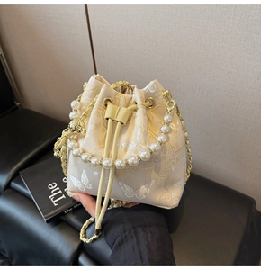 Détails de broderie papillon sur sac seau crème avec poignée perle et chaîne dorée
