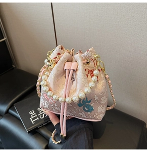 Détail du sac seau style chinois avec broderie en soie et poignée de perles