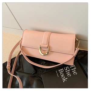 Détail du sac bandoulière rose clair avec fermoir en D doré et bandoulière cuir