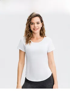 Détail d'un t-shirt de yoga blanc moulant en maille respirante et tissu élastique