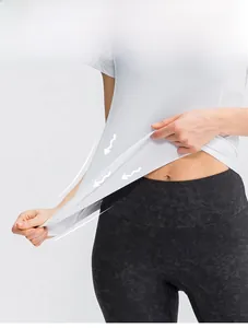 Détail du tissu blanc hautement élastique d'un t-shirt de yoga étiré à la main avec souplesse