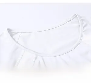 Gros plan du col rond et du tissu en maille blanche respirante du t-shirt de yoga