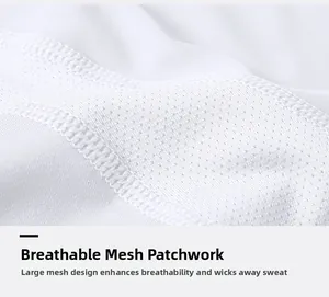 Gros plan du tissu en maille respirante sur le t-shirt de yoga blanc à séchage rapide