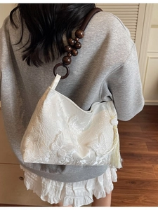 Sac à bandoulière en jacquard blanc avec papillons et poignée en perles de bois