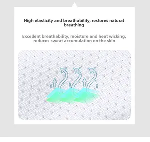 Gros plan sur un tissu en maille blanche respirante et extensible pour haut de yoga