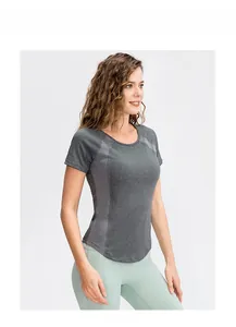 Détail du haut de yoga ajusté avec panneaux en maille et tissu respirant technique