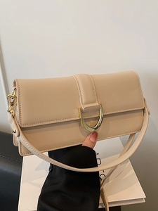 Sac à bandoulière minimaliste en cuir beige pour femme avec boucle en D dorée chic
