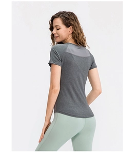 Détail du t-shirt de sport gris montrant le design en mesh respirant dans le dos