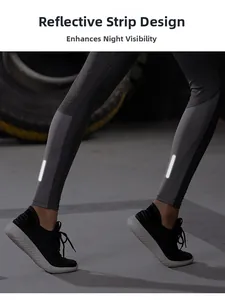 Détail des bandes réfléchissantes haute visibilité sur legging de yoga gris foncé