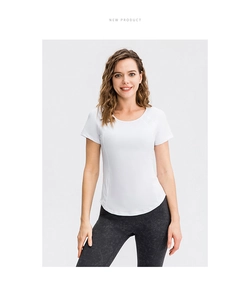 Vue détaillée du t-shirt de yoga blanc cintré avec tissu respirant et ourlet arrondi