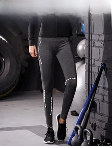 Détail du legging de yoga taille haute gris foncé avec lignes réfléchissantes