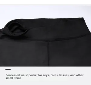 Détail d'un legging de yoga noir avec une poche cachée à la taille pour petits objets