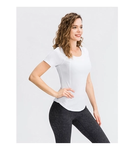 Vue latérale du t-shirt de yoga blanc ajusté avec coutures mesh et ourlet courbé