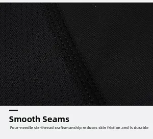 Vue détaillée des coutures plates à quatre aiguilles sur le pantalon de yoga noir