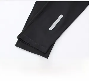 Détail du tissu en maille respirant et bande réfléchissante sur le bas du pantalon