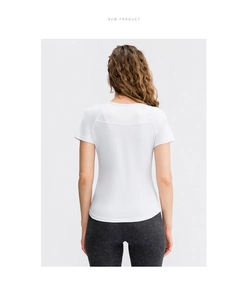 Vue arrière du t-shirt de yoga blanc avec empiècements en mesh et coupe ajustée