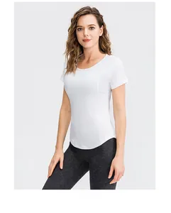 Détail du tissu en mesh blanc respirant et séchage rapide sur t-shirt de yoga ajusté