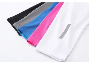 Gros plan des poignets de pantalon de yoga à séchage rapide avec bandes réfléchissantes