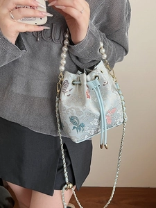 Sac seau brodé chinois bleu avec poignée en perles et bandoulière chaîne