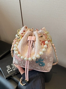 Sac seau rose brodé avec poignée en perles et bandoulière en chaîne dorée