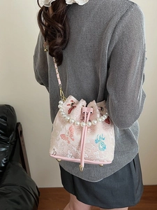 Sac seau rose de style chinois avec broderie papillon et poignée en perles pour femme