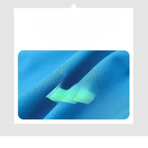 Détail du tissu fitness bleu respirant montrant la texture et l'évacuation de l'humidité