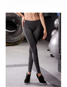 Détail de legging de yoga gris taille haute avec bandes réfléchissantes et tissu à séchage rapide
