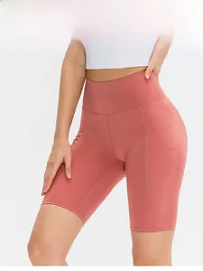 Dettaglio dei pantaloncini da yoga rosa corallo a vita alta con tasche laterali