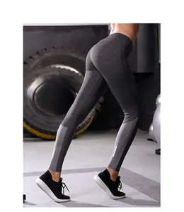 Détail du legging de yoga gris avec bandes réfléchissantes pour la course nocturne