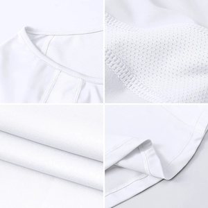 Vue détaillée du tissu en maille blanche respirante et coutures du t-shirt yoga