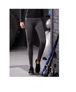 Détail du legging de yoga taille haute avec motif chiné et bandes réfléchissantes