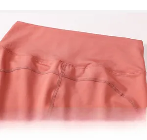 Dettaglio della vita alta elastica degli shorts da yoga corallo con trama in tessuto