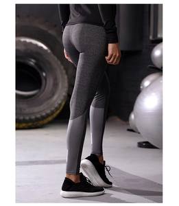 Détail de legging de yoga taille haute avec bandes réfléchissantes et décor de gym