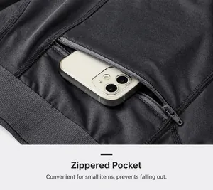 Detalle de pantalones cortos de fitness para hombre con bolsillo con cremallera para móvil
