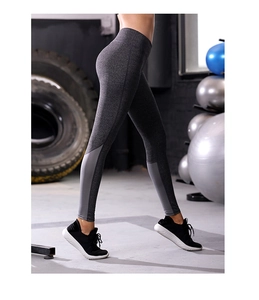 Détail du legging de yoga taille haute avec panneaux gris et bandes réfléchissantes