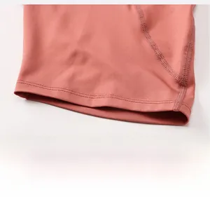 Dettaglio della cucitura a doppio ago sull'orlo dei pantaloncini da yoga rosa