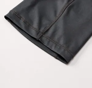 Primer plano de costuras profesionales de cuatro agujas y seis hilos en leggings deportivos
