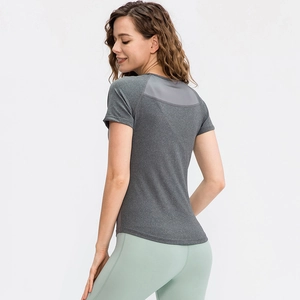 T-shirt de yoga moulant pour femme avec empiècement en maille respirante au dos gris foncé