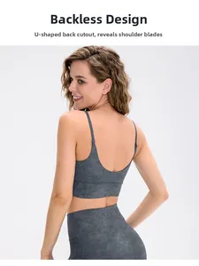Détail du dos ouvert en U sur le haut de yoga imprimé marbre montrant l'omoplate