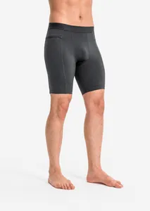 Detalle de los pantalones de compresión para hombre con bolsillo y cintura elástica