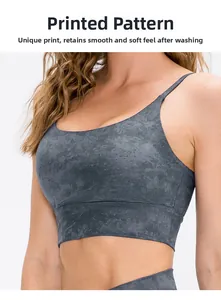Gros plan sur le motif marbre du tissu extensible du soutien-gorge de yoga