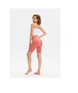 Vista posteriore dei pantaloncini da yoga corallo a vita alta con effetto push-up glutei