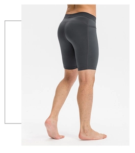 Detalle de los pantalones de compresión gris oscuro con costuras planas y tejido elástico