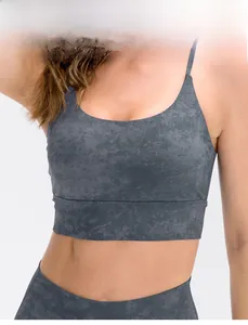 Détail de brassière de yoga marbrée avec fines bretelles et bande large de maintien