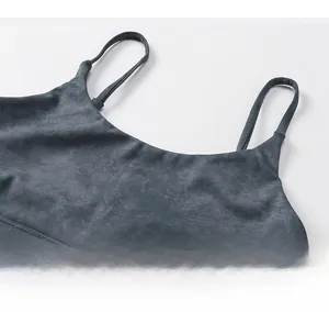 Détail d'un soutien-gorge de yoga marbré gris foncé avec col en U et fines bretelles