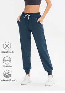 Détails du jogging bleu marine montrant le tissu extensible et la taille à cordon blanc