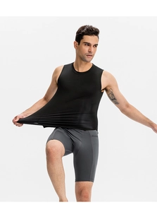 Primer plano que muestra la alta elasticidad y tela de secado rápido del pantalón corto